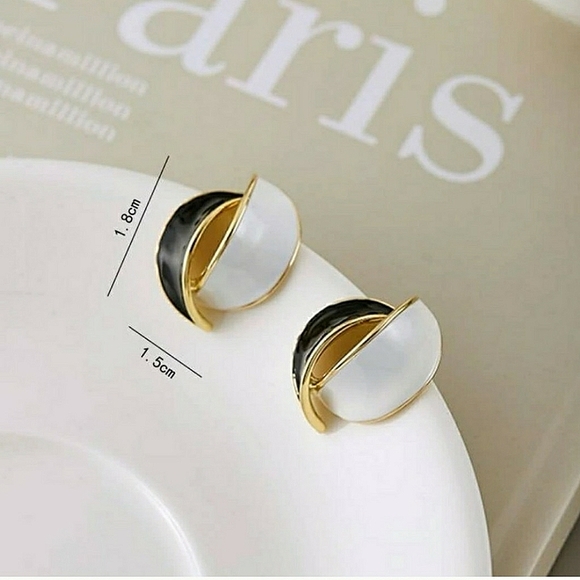 Elegant Fashion Jewelry Black & White Stud Earrings, NWT - Picture 5 of 5